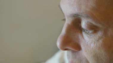 Endişeli orta yaşlı adamın yüzüne yakın çekim. Yüksek kalite 4k görüntü