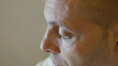 Endişeli orta yaşlı adamın yüzüne yakın çekim. Yüksek kalite 4k görüntü