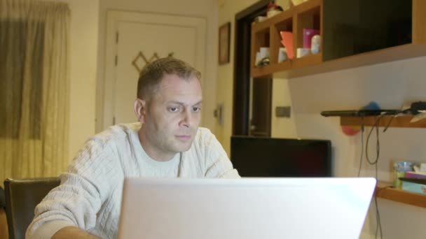 Vader Werkt Thuis Een Laptop Het Jongetje Komt Hem Knuffelen — Stockvideo