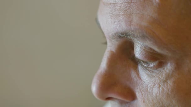 Nærbillede Ansigtet Bekymrede Midaldrende Mand Høj Kvalitet Optagelser – Stock-video