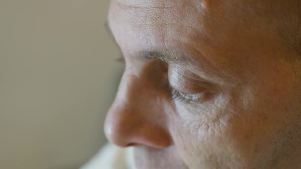 Endişeli Orta Yaşlı Adamın Yüzüne Yakın Çekim Yüksek Kalite Görüntü — Stok video
