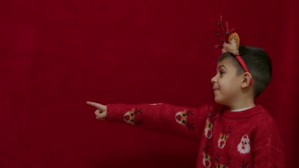 Çirkin Noel Süveteri Ren Geyiği Kulakları Boynuzları Olan Sevimli Çocuk — Stok video