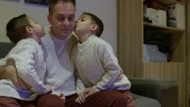 父親と息子がソファーでくしゃみをする 質の高い家族の時間 パパにキスする子供たち 高品質の4K映像 — ストック動画
