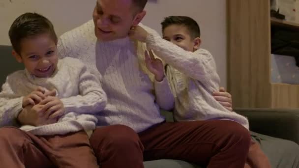Father Sons Cudldling Couch Quality Family Time High Quality Footage — Stock Video