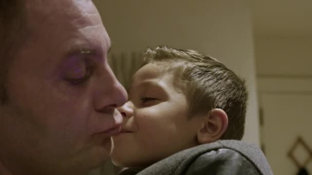 Joli Garçon Âge Préscolaire Embrassant Son Père Fermant Ses Lèvres — Video