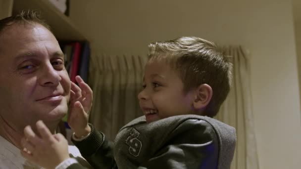 Отец Сын Проводят Время Помещении Счастливого Детского Сада Играющего Лицом — стоковое видео