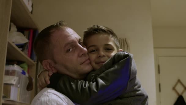 Ritratto Papà Figlio Che Abbracciano Casa Filmati Alta Qualità — Video Stock