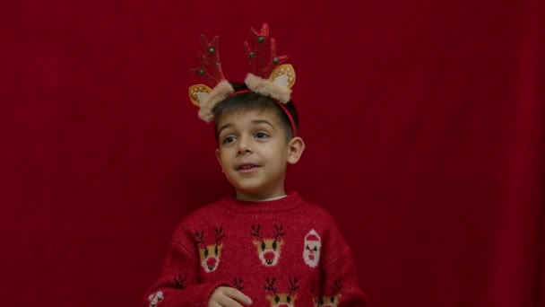 Niño Preescolar Con Cuernos Reno Suéter Feo Navideño Explicando Algo — Vídeo de stock