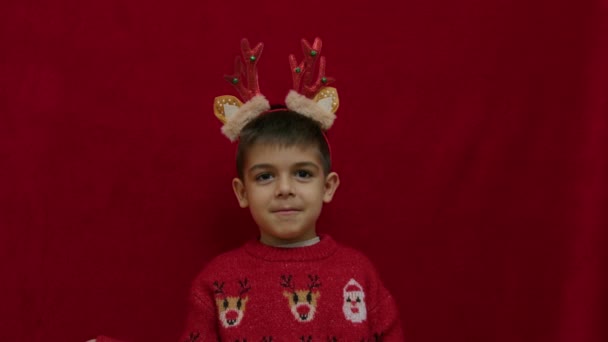 Entzückender Junge Mit Rentierhörnern Kostüm Der Die Kamera Lächelt Isoliert — Stockvideo