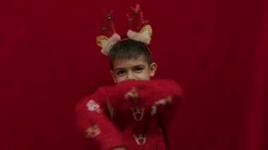 Kızgın çocuk Noel hediyesinden hoşlanmadığı için başını sallıyor. Huysuz yaramaz çocuk. Yüksek kalite 4k görüntü
