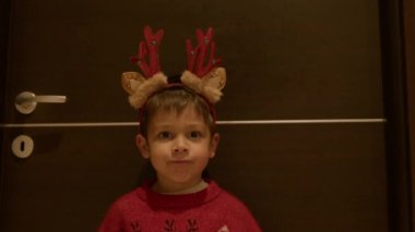 Noel ruhu. Noel kazaklı sevimli çocuk kameraya öpücük yolluyor. Yüksek kalite 4k görüntü