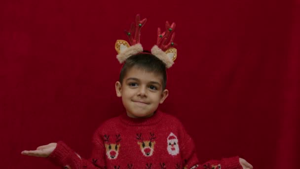 몰라요 크리스마스 추악한 스웨터와 귀여운 아이의 무력한 제스처 아이디어가 불확실하다고 — 비디오
