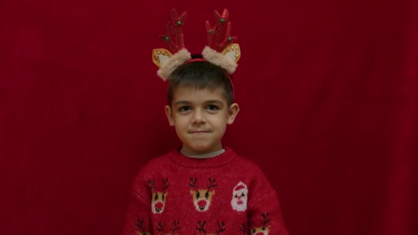Lindo Niño Preescolar Suéter Navidad Cuernos Reno Mostrando Gesto Con — Vídeo de stock