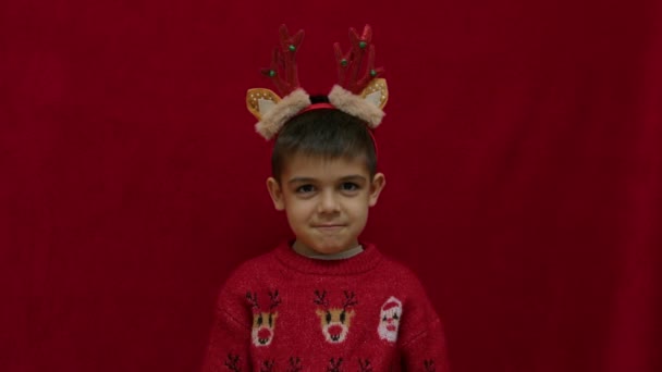 Lindo Niño Preescolar Suéter Navidad Cuernos Reno Mostrando Gesto Con — Vídeos de Stock