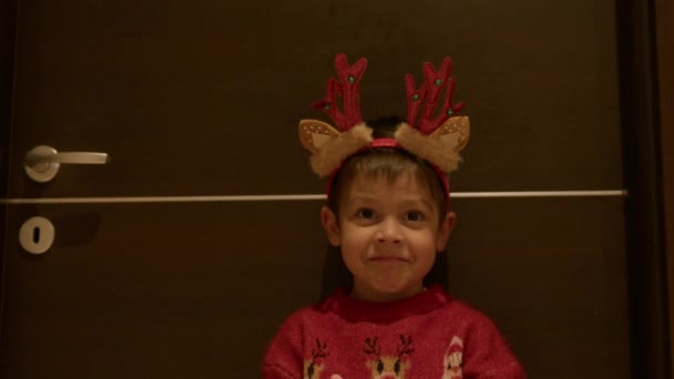 Різдвяний Дух Чарівна Дитина Різдвяному Светрі Відправляє Поцілунки Камеру Високоякісні — стокове відео