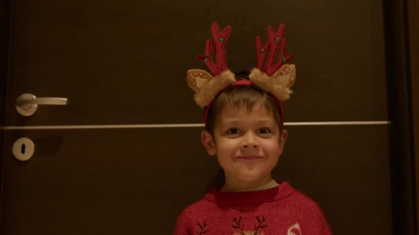 圣诞精神 穿着圣诞毛衣的可爱的孩子在镜头前接吻 高质量的4K镜头 — 图库视频影像