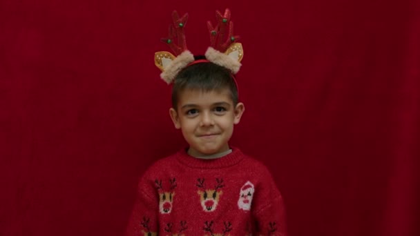 Злой Ребенок Качает Головой Ему Нравится Рождественский Подарок Высококачественные Кадры — стоковое видео