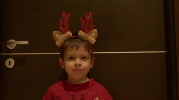 Esprit Noël Adorable Enfant Pull Noël Envoyant Des Baisers Caméra — Video