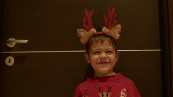 Zklamané Dítě Vánočním Svetru Sobích Parozích Ukazující Palci Dolů Vysoce — Stock video
