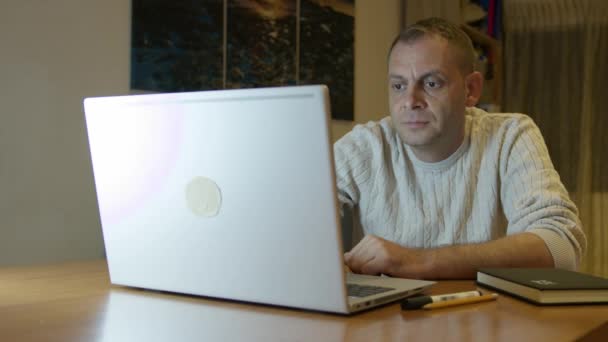 Pria Kaukasia Paruh Baya Menggunakan Laptop Rumah Konsep Kerja Jarak — Stok Video