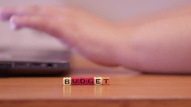Finansal konsept. Dizüstü bilgisayarda boncuklarla çalışan kişinin elleri kelime finansmanı oluşturuyor. Yüksek kalite 4k görüntü