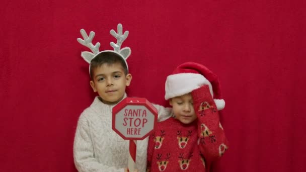 Lindos Niños Hermanos Abrazando Mostrando Santa Parada Aquí Signo Celebración — Vídeos de Stock