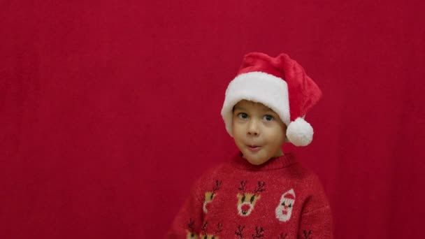 Roztomilý Školák Vánočním Svetru Mává Cedulí Santa Stop Zde Zatímco — Stock video