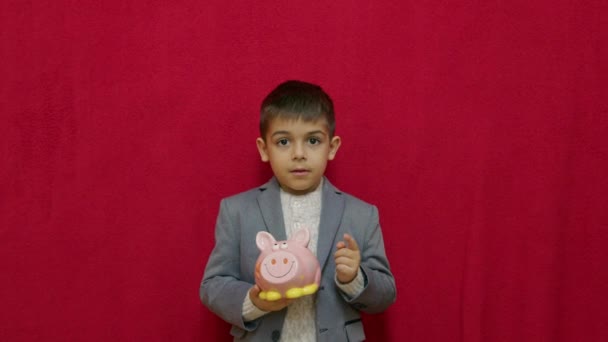 Netter Junge Business Anzug Hält Sparschwein Und Bekommt Eine Idee — Stockvideo