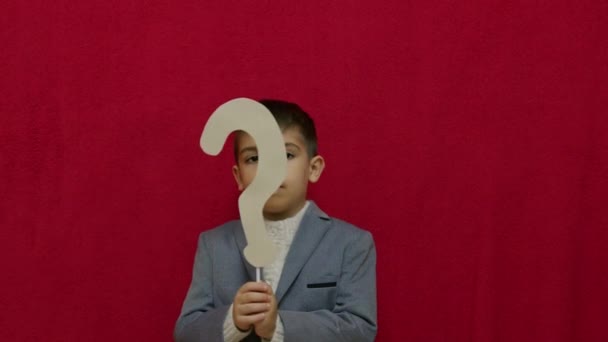 Takım Elbiseli Şirin Çocuk Elinde Soru Işareti Tutuyor Belirsizlik Yüksek — Stok video