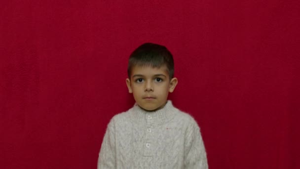 Copil Drăguț Băiat Nesigur Sentimentele Sale Afișează Emoji Galbene Înregistrare — Videoclip de stoc