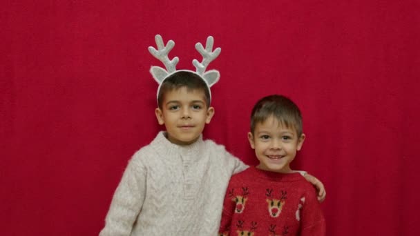 Uroczy Bracia Dzieci Przytulają Się Pokazują Mikołajowi Znak Stop Tutaj — Wideo stockowe