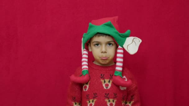 Сумна Дитина Неслухняний Хлопчик Ставить Під Сумнів Якщо Санта Клаус — стокове відео