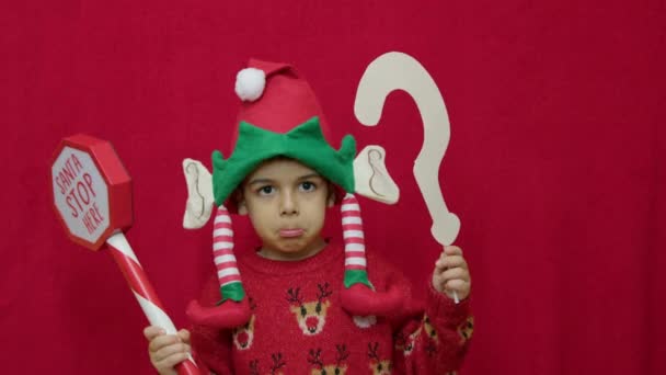 可怜的顽皮的孩子在问圣诞老人这个圣诞节会不会来 慢动作高质量的4K镜头 — 图库视频影像