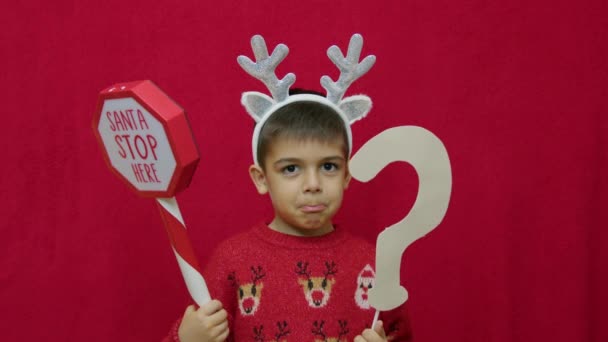 Λυπημένο Άτακτο Παιδί Που Ρωτάει Έρθει Γιος Βασίλης Χριστούγεννα Αργή — Αρχείο Βίντεο