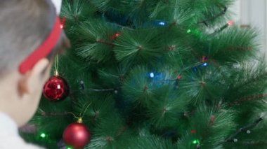 Baba oğul Noel ağacı süslüyorlar. Mutlu aile ve tatil ruhu. Yüksek kalite 4k görüntü