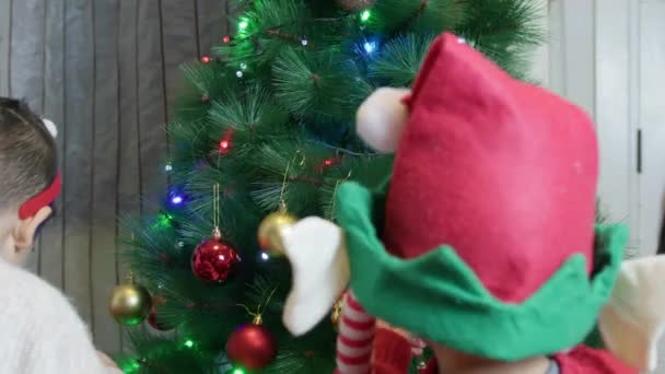 Padre Figli Decorano Albero Natale Cappelli Elfo Buon Natale Tutti — Video Stock