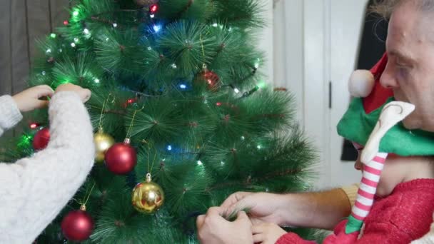 Padre Hijos Decorando Árbol Navidad Sombreros Elfos Feliz Navidad Imágenes — Vídeos de Stock