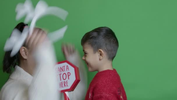 Close Mom Son Gets Funny Argument Hug Kiss Santa Stop — Stock Video