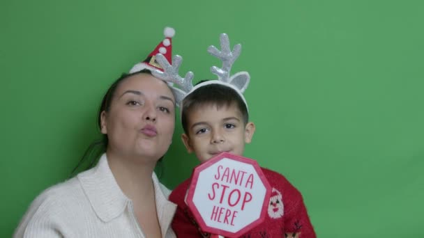 Mamá Hijo Invitaron Santa Claus Parar Casa Con Señal Santa — Vídeos de Stock