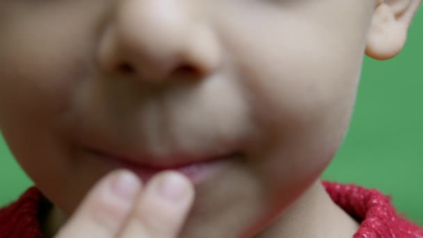 Από Κοντά Αγόρι Ανοίγει Στόμα Του Και Δείχνει Γαλακτώδη Δόντια — Αρχείο Βίντεο