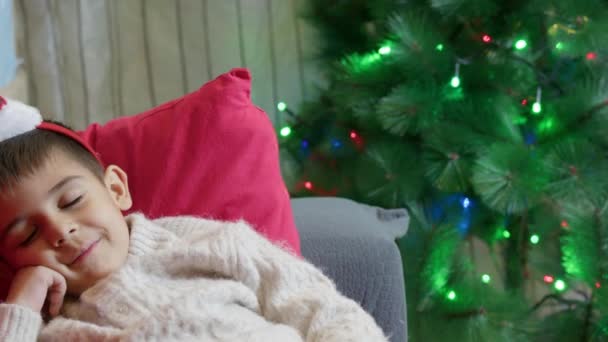 Tatlı Çocuk Noel Baba Yakalayabilmek Için Uyuyor Numarası Yapıyor Küçük — Stok video