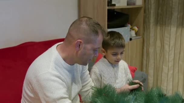Батько Син Збирають Штучну Ялинку Разом Різдвяні Свята Якісний Сімейний — стокове відео