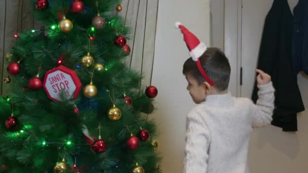 Adorables Niños Jugando Frente Árbol Navidad Chico Señalando Con Dedo — Vídeos de Stock