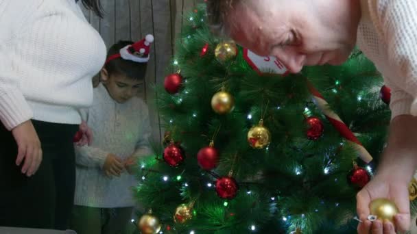 Famiglia Che Decora Albero Natale Tempo Famiglia Qualità Durante Vacanze — Video Stock