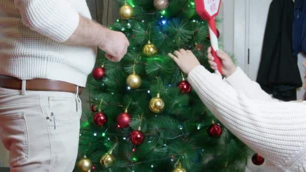 Mama Und Papa Schmücken Weihnachtsbaum Für Kinder Hochwertiges Filmmaterial — Stockvideo