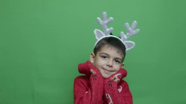 Roztomilý Chlapec Vánoční Čelenka Sobí Parohy Pózovat Izolované Zeleném Pozadí — Stock video