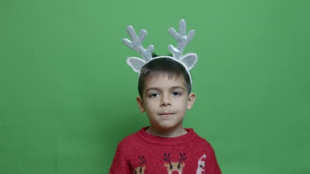 Menino Adorável Escola Camisola Natal Chifres Renas Acenando Isolado Verde — Vídeo de Stock