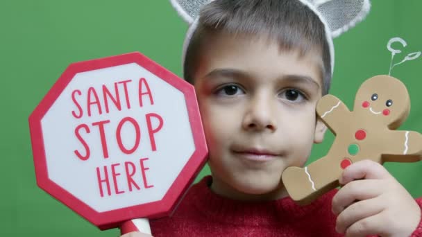 Lindo Chico Con Suéter Navidad Ciervos Alntlers Sosteniendo Cartel Santa — Vídeos de Stock