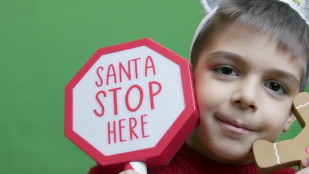Słodki Chłopiec Świątecznym Swetrze Altlerach Jelenia Trzymając Znak Santa Stop — Wideo stockowe