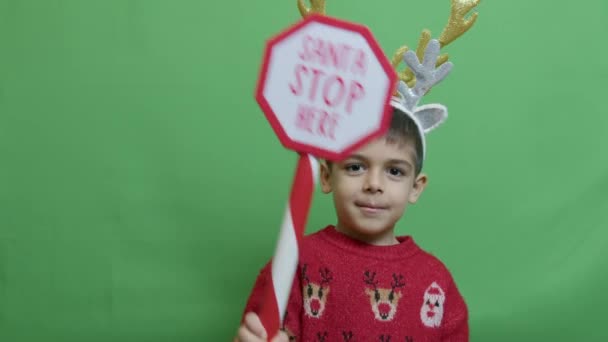 Adorable Niño Con Doble Cabeza Curva Cornamenta Venado Navidad Mostrando — Vídeos de Stock